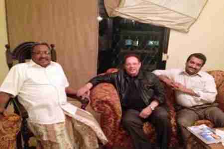 الرئيس علي ناصر محمد يطمئن على صحة المناضل حسن احمد باعوم
