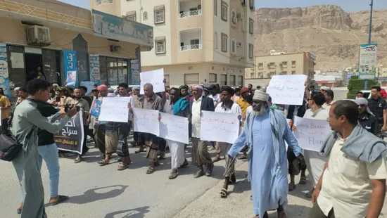 وقفة احتجاجية في سيئون تطالب بالإفراج عن ناشطين
