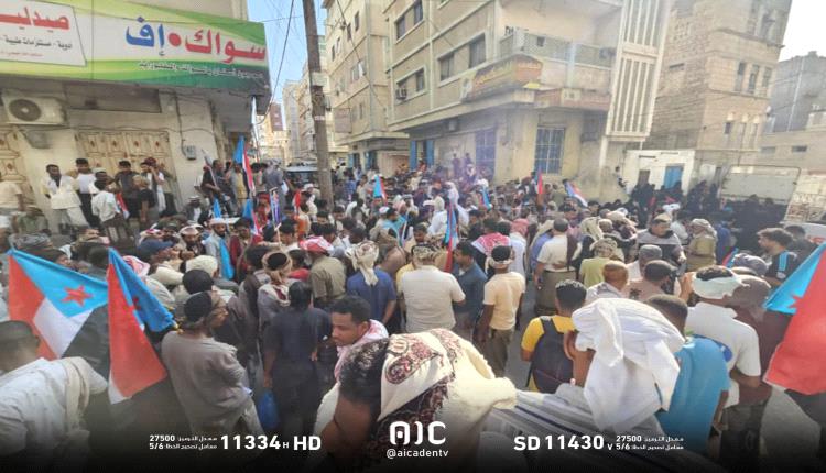حشود جماهيرية تتوافد إلى المكلا لإحياء الذكرى الـ55 لتأسيس الجيش الجنوبي